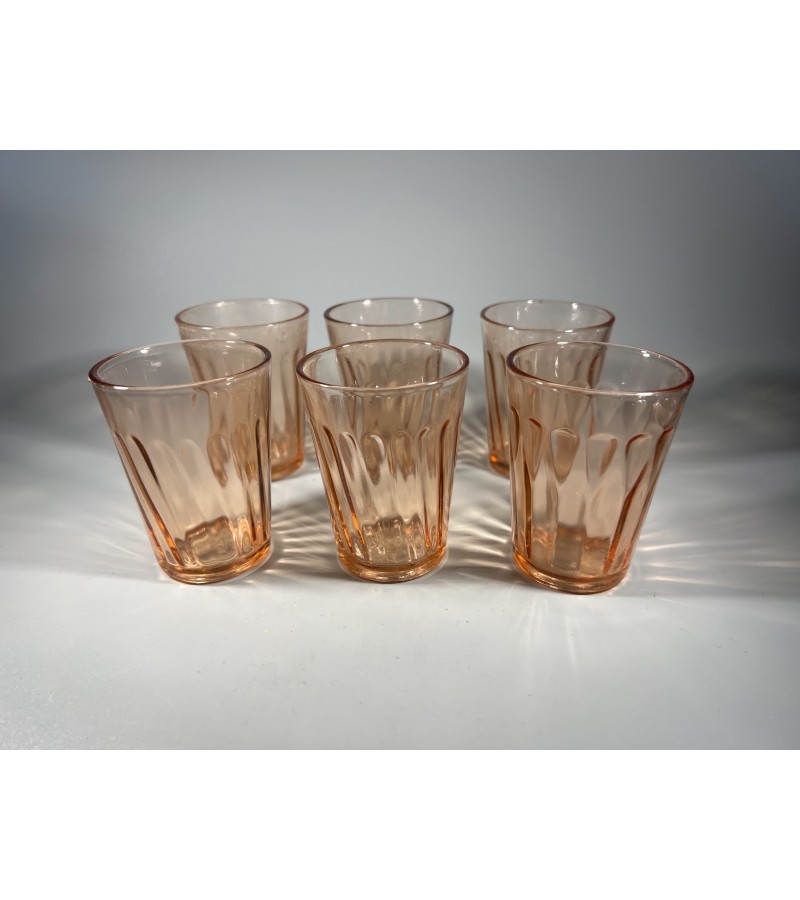 Stiklinė, stiklinės briaunuotos, rausvo stiklo sovietinės, tarybinių laikų. Talpa 110 ml. 6 vnt. Kaina po 8