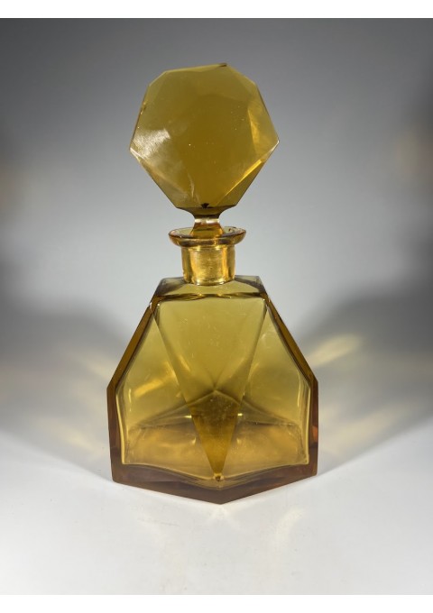 Grafinas Art Deco stiliaus, antikvarinis, gintaro spalvos presuoto, šlifuoto stiklo. Karl Palda. Čekoslovakija. 1930 m. Kaina 73