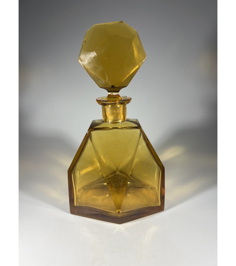 Grafinas Art Deco stiliaus, antikvarinis, gintaro spalvos presuoto, šlifuoto stiklo. Karl Palda. Čekoslovakija. 1930 m. Kaina 73