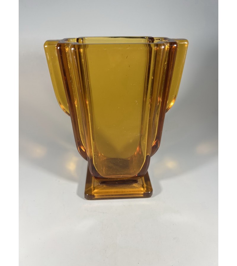 Vaza, vazelė antikvarinė, Art Deco stiliaus, gintaro spalvos presuoto stiklo. Tarpukario Čekoslovakija. 1930 m. Kaina 58