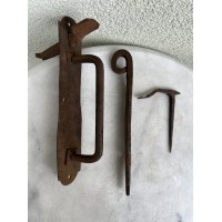 Durų rankena, klemka su užkabinimu, kaltinė, senoviška, autentiška, kaimiška rankena, antikvarinė. Komplektas. Kaina 28