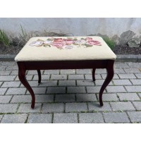 Pianino kėdė, pufas, minkštas suolelis, suoliukas, tabutetė, antikvarinis. Tvirtas, atidaromas, siuvinėtas. Kaina 87