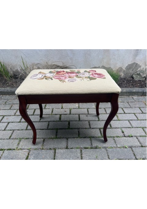 Pianino kėdė, pufas, minkštas suolelis, suoliukas, tabutetė, antikvarinis. Tvirtas, atidaromas, siuvinėtas. Kaina 87
