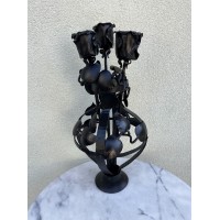 Statulėlė Puokštė metalinių kaltinių rožių. Aukštis 55 cm. Kaina 58