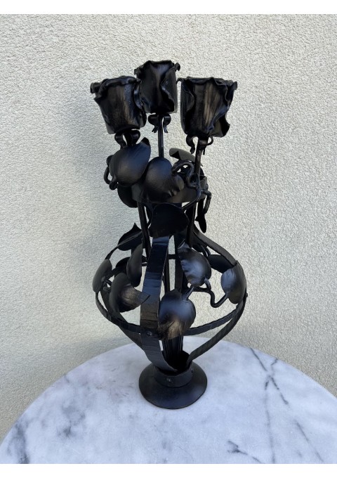 Statulėlė Puokštė metalinių kaltinių rožių. Aukštis 55 cm. Kaina 58