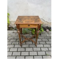Staliukas, stovelis antikvarinis puoštas  graikinio riešuto šaknies lukštu, drožinėtas, su rakinamu stalčiuku. XIX a. pb. - XX a. pr. Kaina 187