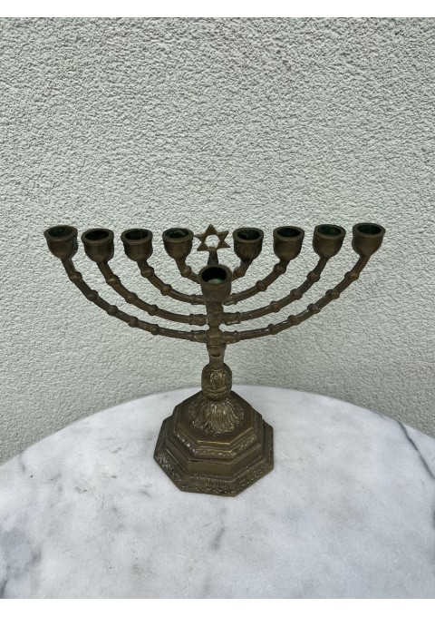 Žvakidė chanuka, šventinė menora, devynšakė, bronzinė. Svoris 1,7 kg. Kaina 93