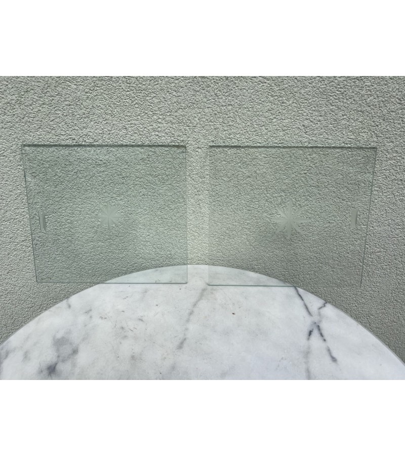 Stiklai originalūs, raižytu ornamentu centre nuo smetoniško, tarpukario bufeto, veidrodžio staliuko ar pan. 2 vnt. Kaina po 23