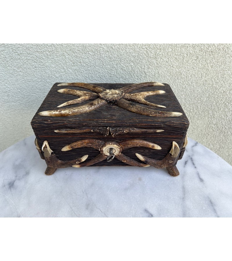 Dėžutė, skrynelė medžioklės tema, su dangčiu, antikvarinė, rakinama, medinė, visa dekoruota elnio ragais, XIX a. Kaina 368