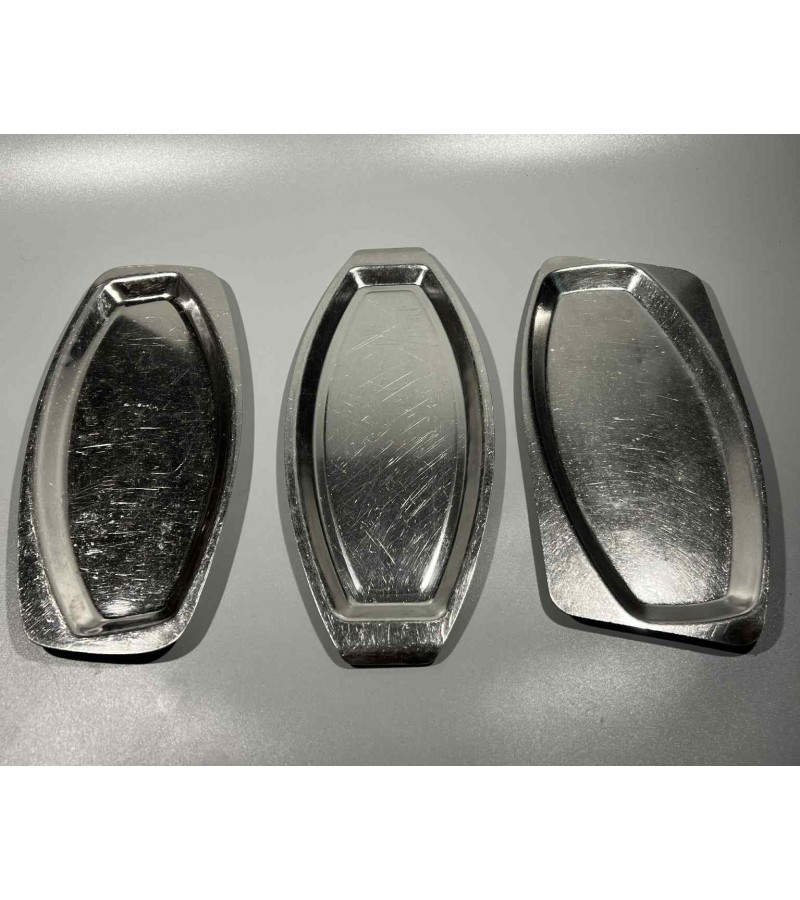 Lėkštė, lėkštės metalinės, nerūdijančio plieno, neržaveikos sovietinės, tarybinių laikų, keturkampės. Pirmųjų 33 vnt. Antrųjų 14 vnt. Trečiųjų 2 vnt. Kaina po 13