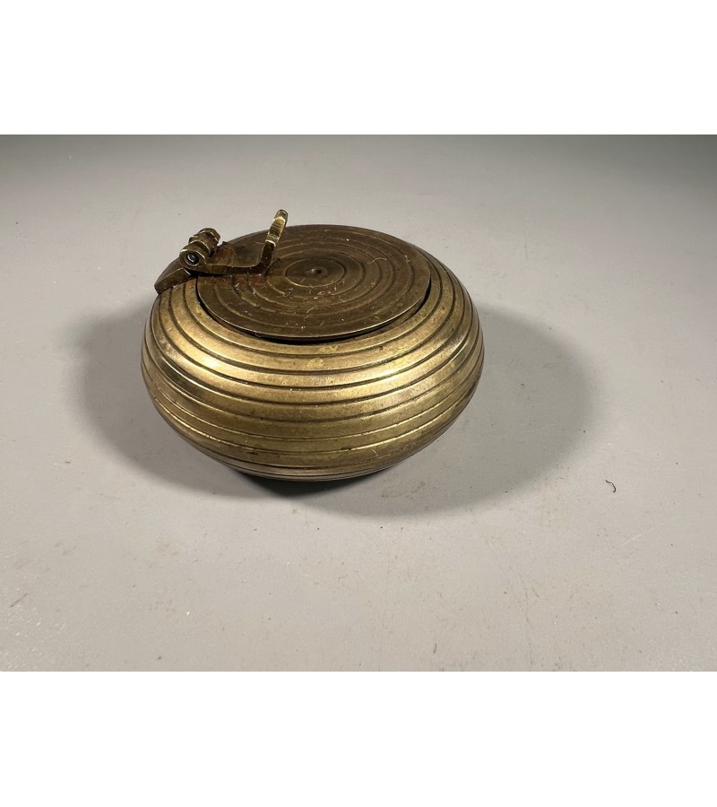 Peleninė nešiojama, žalvarinė, antikvarinė. Kaina 38