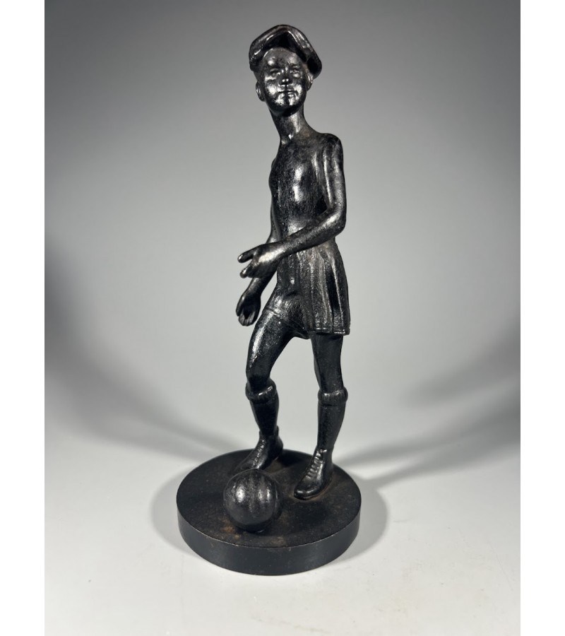 Statulėlė Jaunasis futbolininkas, futbolistas, ketaus, špižinis sovietinis, tarybinių laikų. Gamykla Kasli liejykla, Касли. 1977 m. Kaina 93