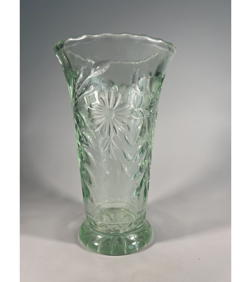 Vazelė, vaza žalio stiklo puošta reljefinėmis gėlėmis. Kaina 18