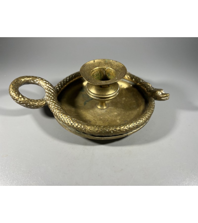 Žvakidė antikvarinė Gyvatė, bronzinė, žalvarinė, suformuota gyvatės pavidalu. Svoris 550 g. Kaina 88