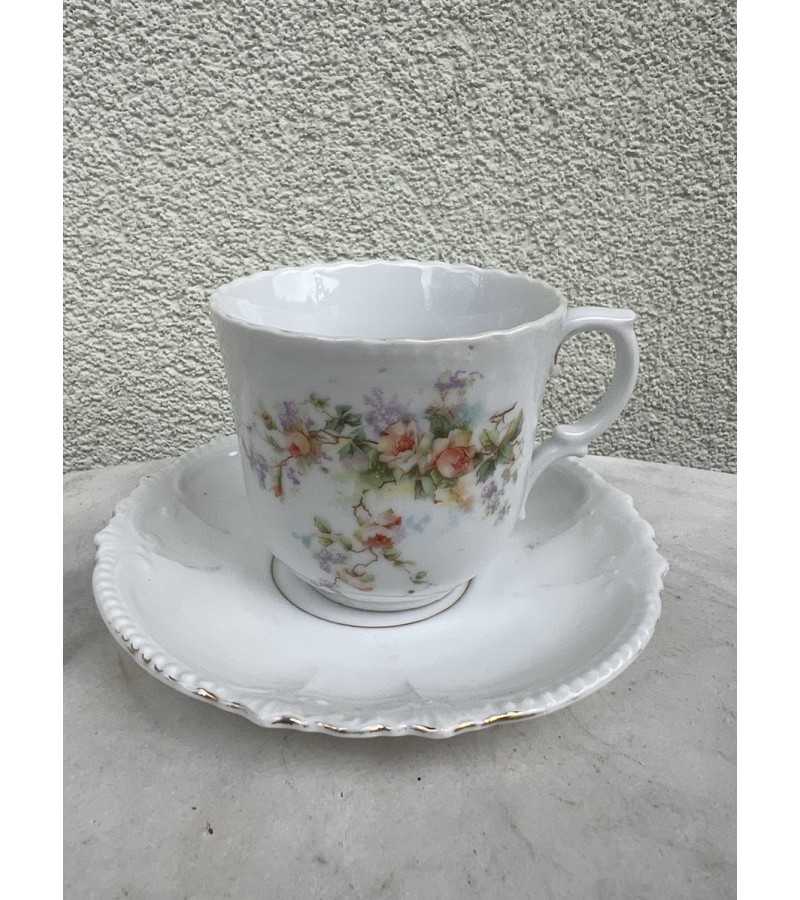 Puodelis su lėkštute porcelianinis, antikvarinis, puoštas rožėmis. Puodelio talpa 200 ml. Vokietijos imperija. 1880–1910 m. 2 vnt. Kaina po 13