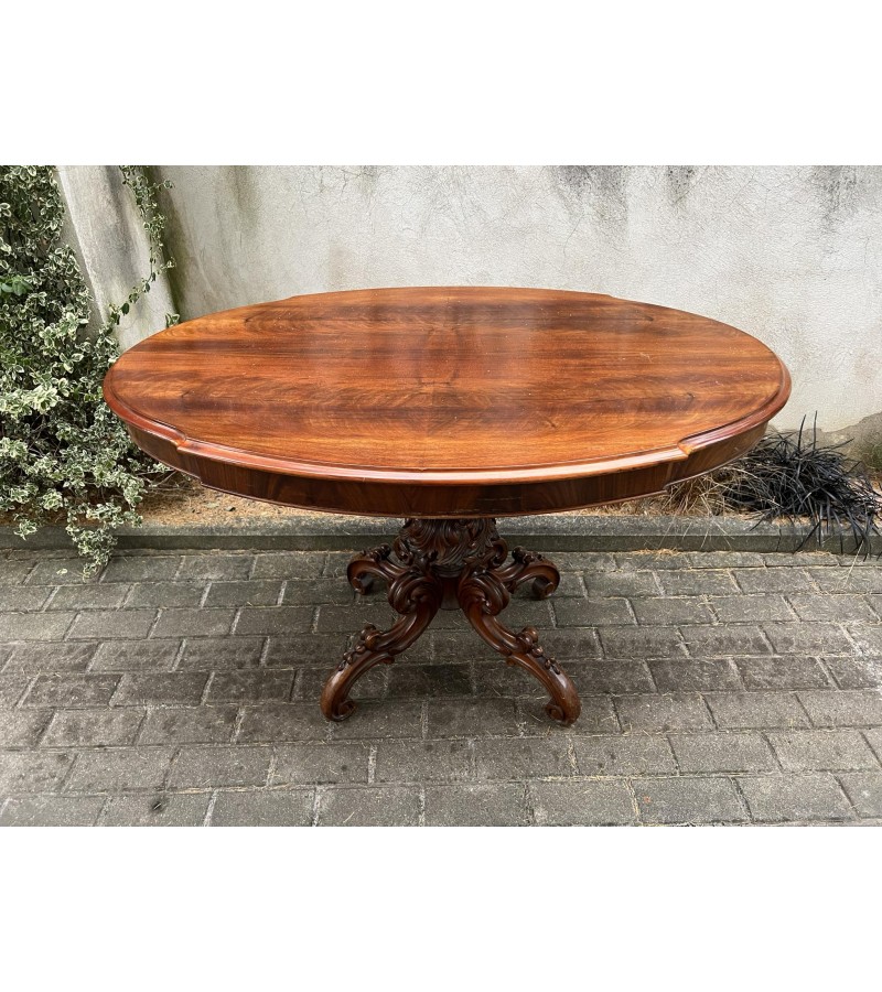 Stalas antikvarinis ovalus, nedidelis valgomojo dailiai drožinėta koja. Aukštis 77 cm. Kaina 368