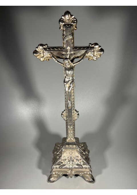 Nukryžiuotasis, kryžius pastatomas, antikvarinis. Metalas alavas. Kaina 76