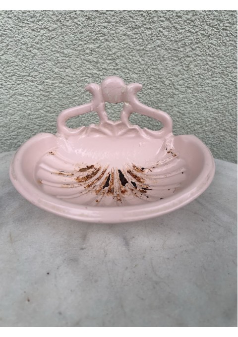 Muilinė špižinė, ketaus. sunki, švelnios rožinės spalvos, ant trijų kojelių, pastatoma, pakabinama. Kaina 18