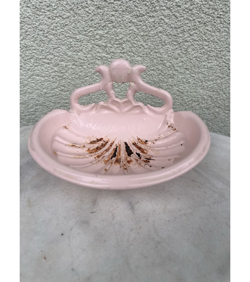Muilinė špižinė, ketaus. sunki, švelnios rožinės spalvos, ant trijų kojelių, pastatoma, pakabinama. Kaina 18