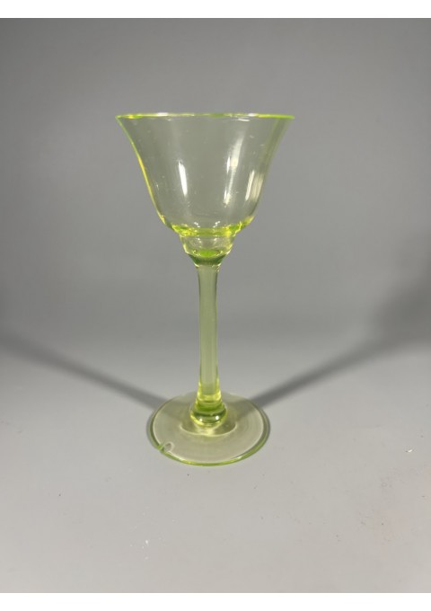 Taurelė, taurė urano stiklo, ant kojelės, Art Deco stiliaus, antikvarinė, prancūziška. Talpa 40 ml. Kaina 18