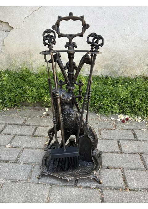Židinio įrankių komplektas su stovu, bronziniai, medžioklės motyvais. Nenaudoti. Svoris 8,9 kg. Kaina 258