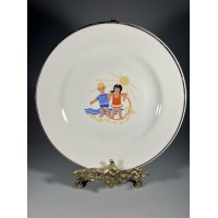 Lėkštė porcelianinė, latviška, vaikystės tema, Rygos porceliano fabriko, Rīgas Porcelāna Rūpnīca (RPR). 1960 m. Kaina 7