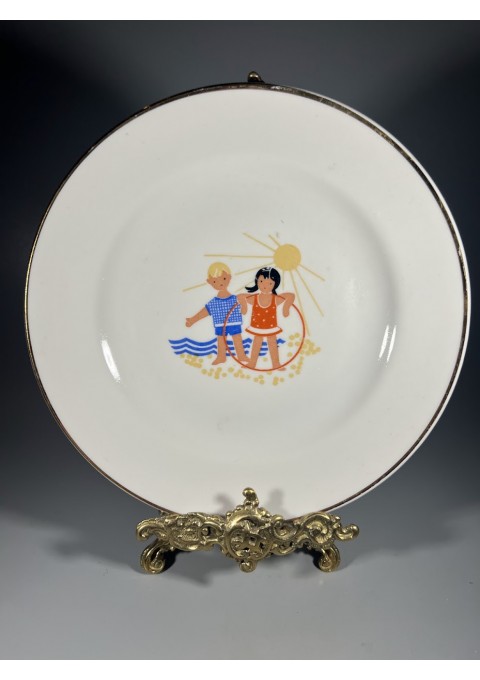 Lėkštė porcelianinė, latviška, vaikystės tema, Rygos porceliano fabriko, Rīgas Porcelāna Rūpnīca (RPR). 1960 m. Kaina 7