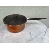 Puodas su rankena varinis, antikvarinis. Svoris 1,3 kg. Kaina 57