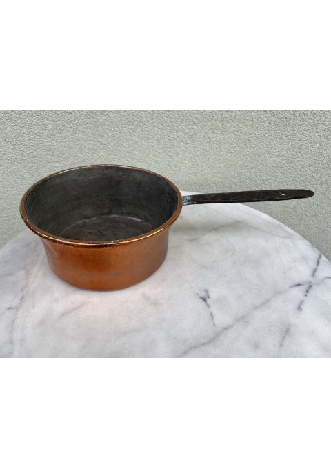 Puodas su rankena varinis, antikvarinis. Svoris 1,3 kg. Kaina 57
