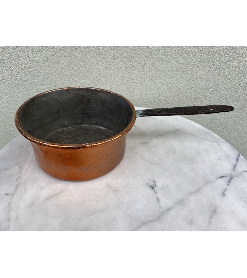 Puodas su rankena varinis, antikvarinis. Svoris 1,3 kg. Kaina 57