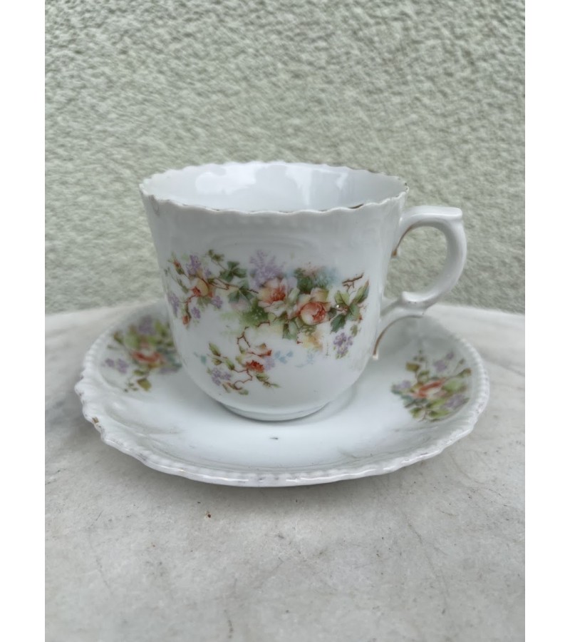 Puodelis su lėkštute porcelianinis, antikvarinis, puoštas rožėmis. Vokietijos imperija. 1880–1910 m. Puodelio talpa 200 ml. Kaina po 22