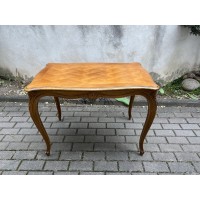 Stalas valgomojo, kavos staliukas prancūziškas, French Provincial style table, puoštas intarsijomis. Tvirtas. Kaina 88