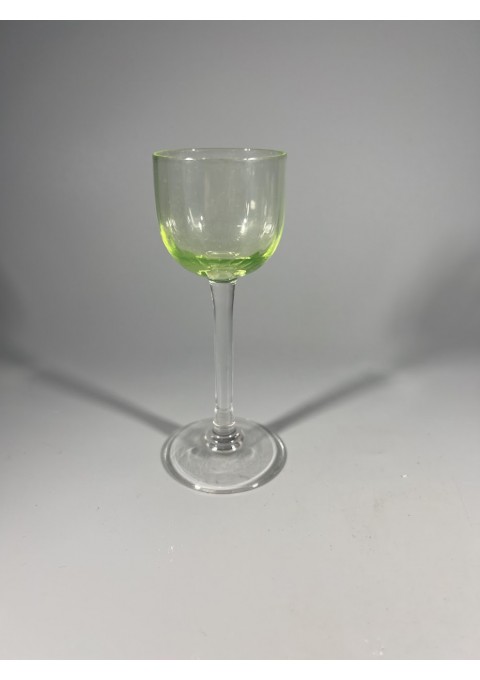 Taurelė, taurė urano stiklo, ant kojelės, Art Deco stiliaus, antikvarinė, prancūziška. Talpa 40 ml. Kaina 18