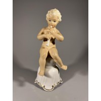 Statulėlė porcelianinė Berniukas grojantis fleita, antikvarinė, Schaubach Kunst Wallendorf Germany Putti Cherub Playing Flute. Kaina 73