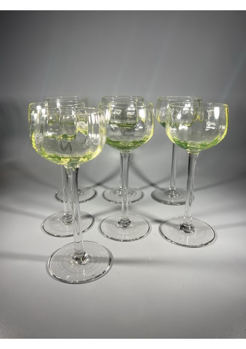 Taurės, taurė urano stiklo vyno ar vandens antikvarinės, prancūziškos. Talpa 130 ml. 7 vnt. Kaina po 28