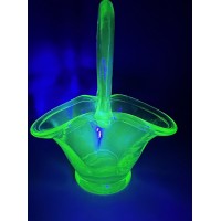 Krepšelis, kašutė urano stiklo, antikvarinė, gėlių krepšelio forma, uranium glass basket. Kaina 48