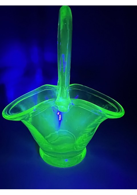 Krepšelis, kašutė urano stiklo, antikvarinė, gėlių krepšelio forma, uranium glass basket. Kaina 48