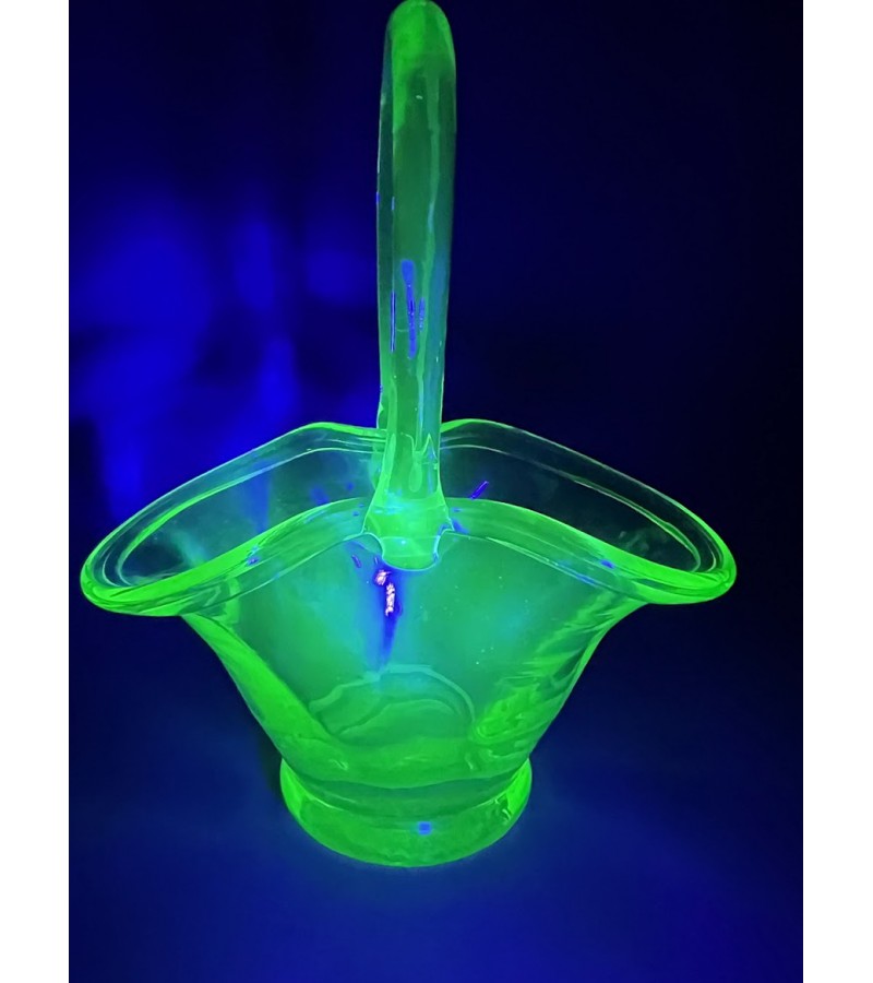 Krepšelis, kašutė urano stiklo, antikvarinė, gėlių krepšelio forma, uranium glass basket. Kaina 48