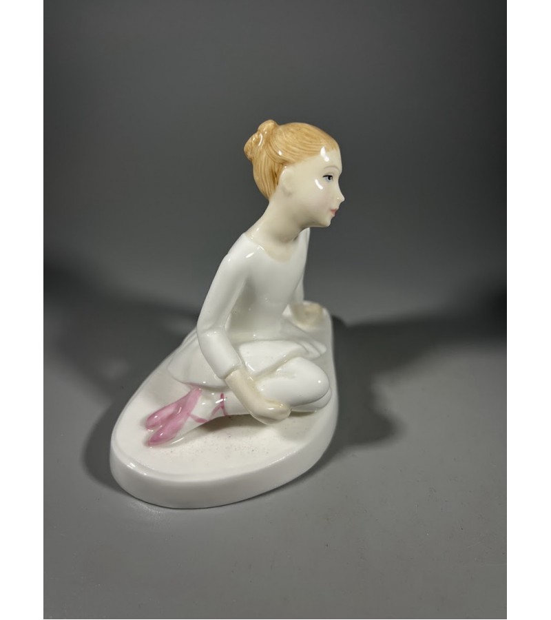 Statulėlė porcelianinė Balerina, jaunoji žvaigždė. Royal Doulton. Kūrėjas Alan Maslankowski, Anglija, 1997 m. Kaina 43