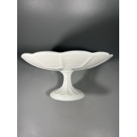 Saldaininė, sausaininė, dubuo ant kojelės iš balto opalinio, presuoto pieno milk-glass stiklo. Kaina 33
