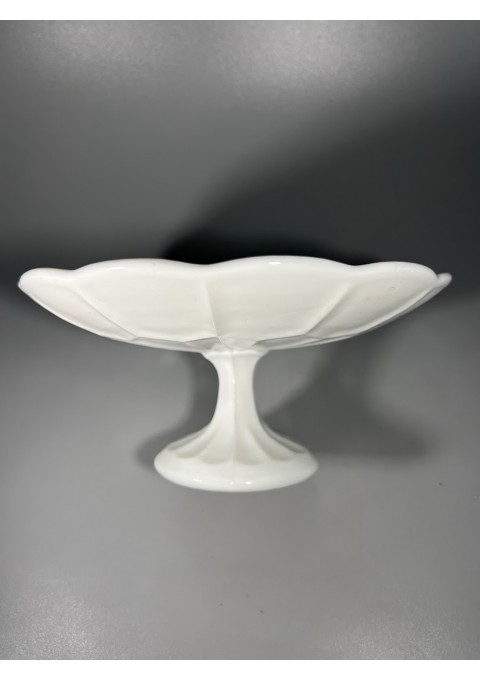 Saldaininė, sausaininė, dubuo ant kojelės iš balto opalinio, presuoto pieno milk-glass stiklo. Kaina 33