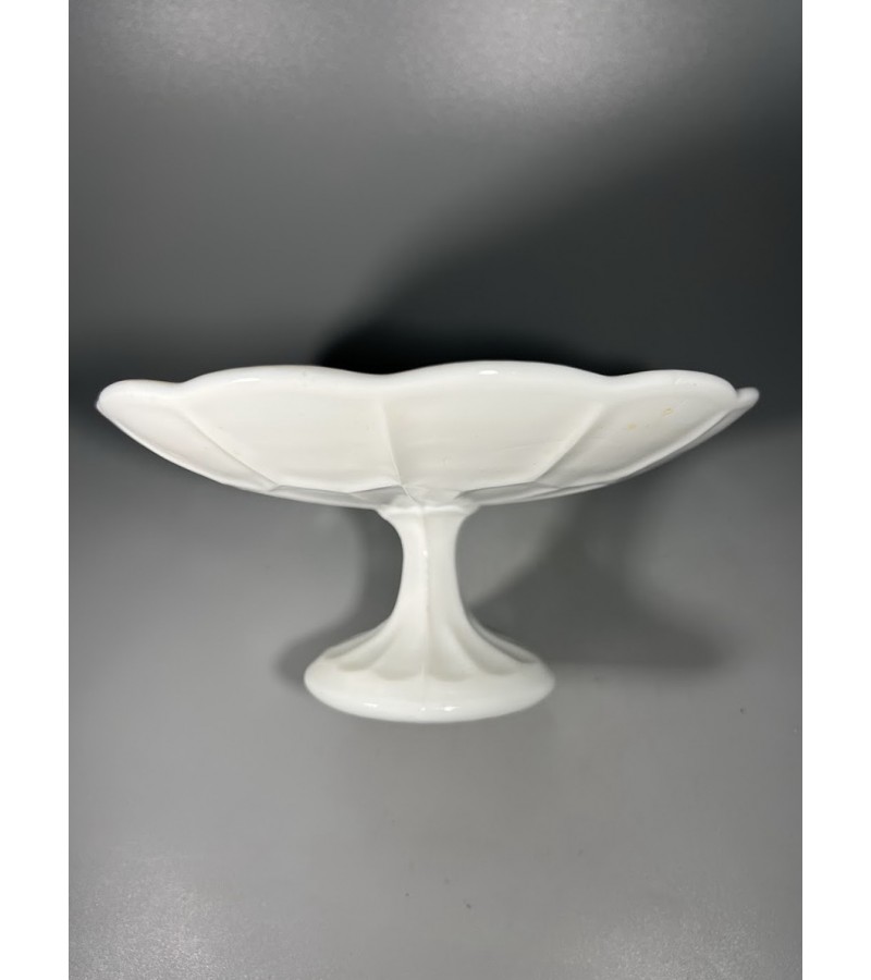 Saldaininė, sausaininė, dubuo ant kojelės iš balto opalinio, presuoto pieno milk-glass stiklo. Kaina 33