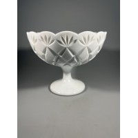 Saldaininė, sausaininė, dubuo ant kojelės iš balto opalinio, presuoto pieno, milk-glass stiklo. Kaina 32