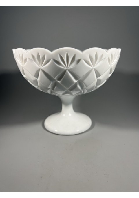 Saldaininė, sausaininė, dubuo ant kojelės iš balto opalinio, presuoto pieno, milk-glass stiklo. Kaina 32