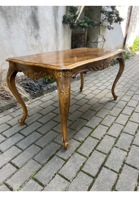 Stalas, kavos staliukas Louis XV stiliaus, prancūziškas, antikvarinis, tvirtas, puoštas raižiniais. Kaina 193