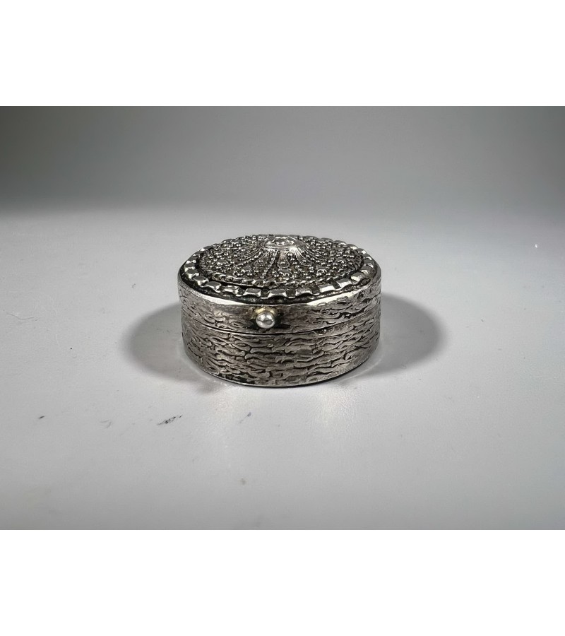 Dėžutė sidabrinė, vintažinė. Praba 925. Svoris 21 g. Kaina 46 