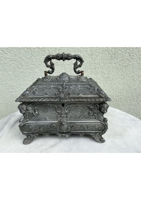 Skrynelė, skrynia, dėžutė, antikvarinė, pagaminta iš alavo, pewter lydinio, sunki, 3,7 kg. Kaina 128