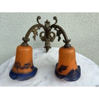 Sieninis šviestuvas, bra Art Nouveau stiliaus, antikvarinis su stiklinėmis tulpėmis, puoštas bronziniu liūtu. Prancūzija. Kaina 178