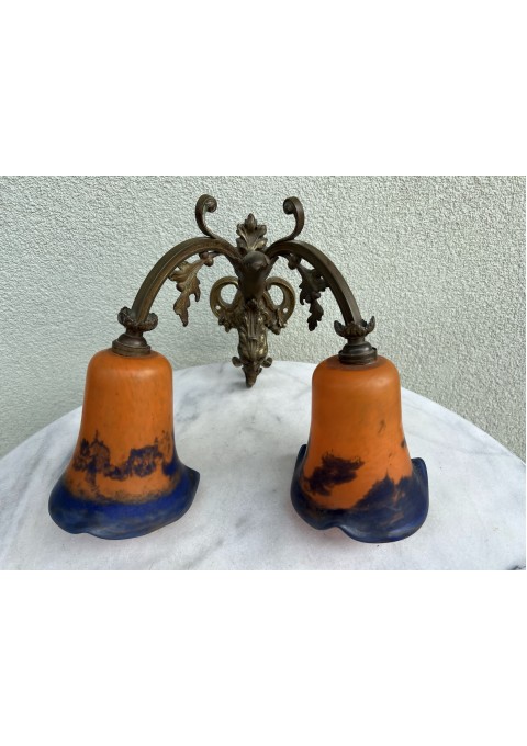 Sieninis šviestuvas, bra Art Nouveau stiliaus, antikvarinis su stiklinėmis tulpėmis, puoštas bronziniu liūtu. Prancūzija. Kaina 178