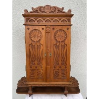 Spintelė antikvarinė, Art Nouveau stiliaus, 1910 m., su rakteliu, medinė, drožinėta. Karūnoje 1910 metai. Kaina 183